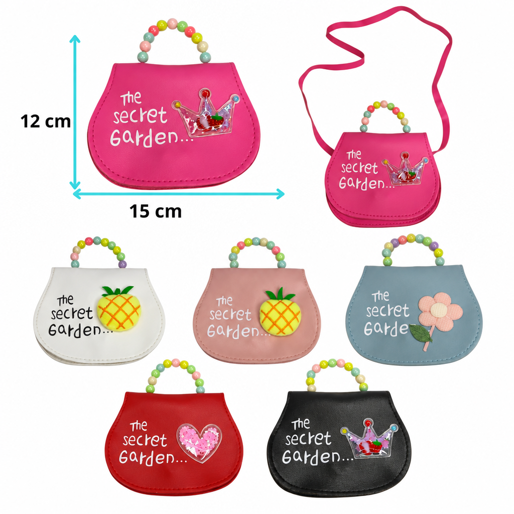 Bolso infantil con asa de cuentas multicolores, adornos frontales y correa larga.