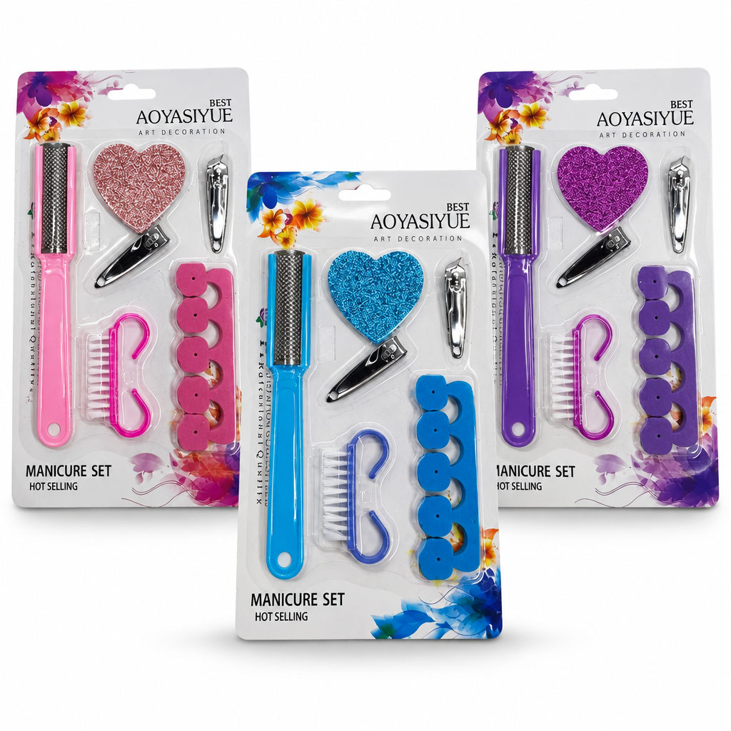 Kit de manicura en empaque transparente con accesorios para uñas, mostrado en presentaciones rosa, azul y morado.