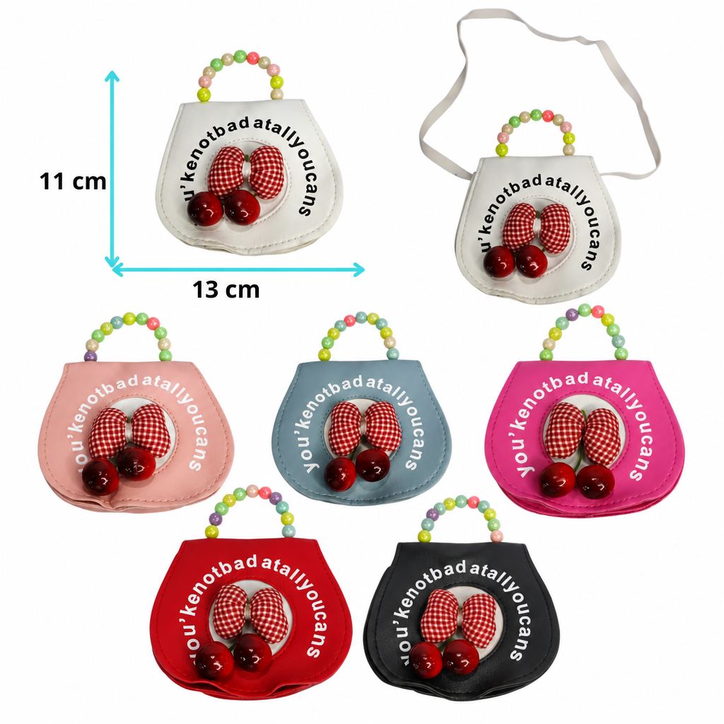 Bolso infantil con asa de cuentas, aplique de cerezas con lazo a cuadros y correa larga visible en el bolso blanco