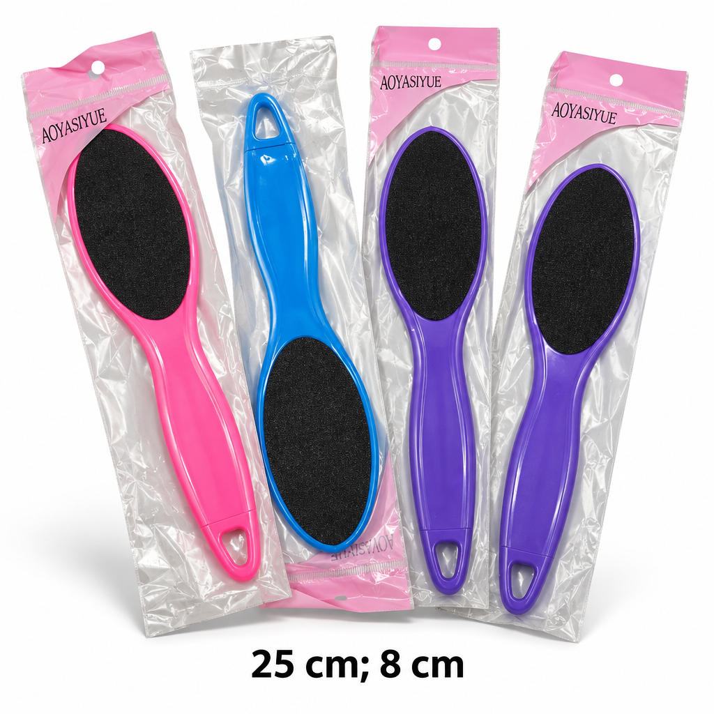 Raspa para callos con mango alargado y superficie ovalada, mostrada en rosa, azul y morado, en empaque individual.