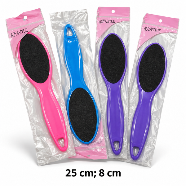 Raspa para callos con mango alargado y superficie ovalada, mostrada en rosa, azul y morado, en empaque individual.